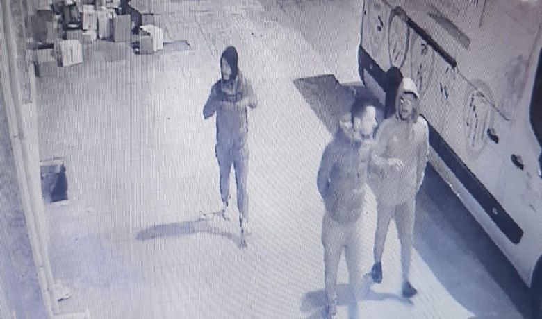 Sivil Ekiplere OtostopÇektiler, Yakayı Ele Verdiler - Samsun’un Bafra ilçesinde bir apartmandan ayakkabı çalan 3 kişi, polise otostop çekince yakayı ele verdi. Gözaltına alınan 3 şahıs çıkarıldığı mahkemece tutuklandı.