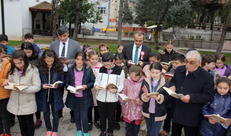 Bafra’da "100. Yıl Anısına 100 Noktada100’er Öğrenci İle Kitap Okuyoruz" Etkinliği - Samsun’un Bafra ilçesinde İlçe Milli Eğitim Müdürlüğünce “100. Yıl Anısına 100 noktada 100’er öğrenci ile Kitap Okuyoruz” etkinliği düzenlendi.