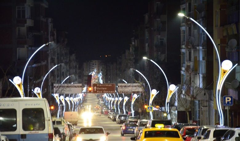 İşte Bafra Gençlik Caddesi’nin Yeni Hali! - Bafralı insanların yıllardır hasretini çektiği Gençlik Caddesi, Cumhuriyet meydanı, Alaçam ve yaşar Doğu caddelerinin aydınlatılması Samsun Büyükşehir Belediye Başkanı Zihni Şahin tarafından yapıldı. 