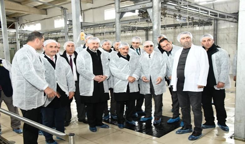 Vali Kaymak, BafraTicaret Borsası Mezbahasını İnceledi  - Samsun Valisi Osman Kaymak, Bafra Kaymakamı Ahmet Adanur, Bafra Belediye Başkanı Hamit Kılıç ve beraberlerindeki protokol ile Bafra Ticaret Borsası Mezbahasını yerinde incelediler.