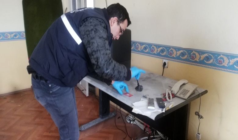 Hırsızlar Kendilerini Kaydeden GüvenlikKamerası Cihazını Da Çaldılar - Samsun’un Bafra ilçesinde bir iş yerine giren hırsızlar, kameraların kayıtta olduğunu fark edince, güvenlik kamerası kayıt cihazını da çaldılar.