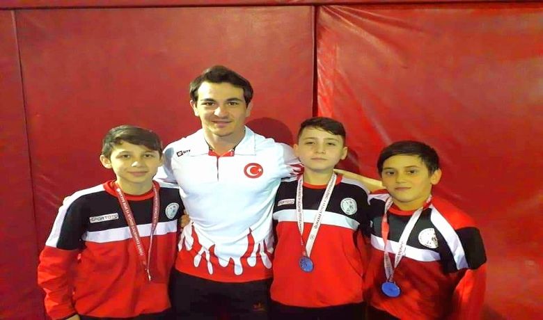 Bafra Açı Okulları Güreş’te Madalyaları Topladı - Samsun’da düzenlenen okullar arası güreş yarışmasında Bafra Açı Okulları Öğrencileri madalyaları topladı. 