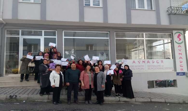 Bafra’da 30 KadınGirişimci Sertifikalarını Törenle Aldı - Bafra İŞKUR Hizmet Merkezi, Kadın Hayatını Destekleme ve Sivil Toplumu Bilinçlendirme Derneği (AYNADER) ve Samsun KOSGEB Müdürlüğü işbirliğinde kendi işini kurmak isteyen kadın girişimcilere yönelik 21-24 Mart tarihlerinde Uygulamalı Girişimcilik Eğitimini tamamlayan 30 kadın girişimci sertifikalarını yapılan bir törenle aldılar. 