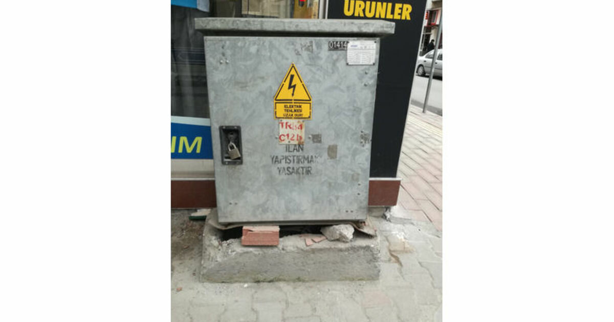 Otomobilin Çarptığı Elektrik Panosu Taşlarla Ayakta Duruyor