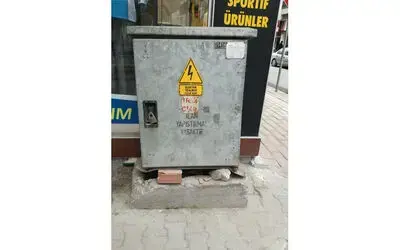 Otomobilin Çarptığı Elektrik Panosu Taşlarla Ayakta Duruyor