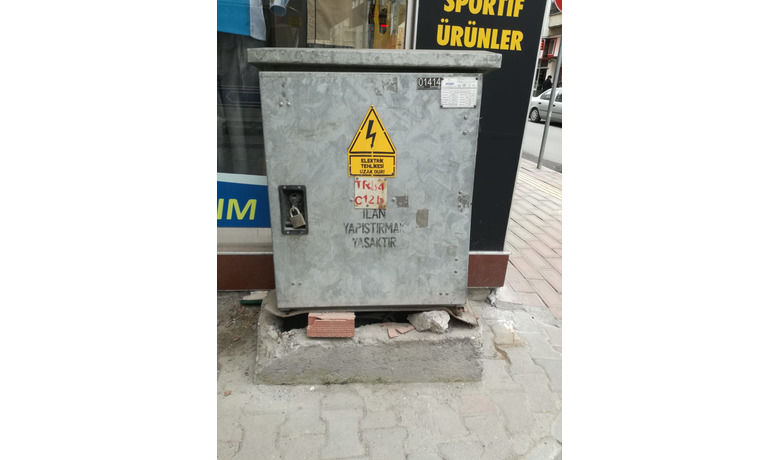 Otomobilin Çarptığı ElektrikPanosu Taşlarla Ayakta Duruyor - Samsun’un Bafra ilçesi Güven Sokak’ta otomobilin çarpması sonucu yıkılan elektik panosu esnafın dükkânına yaslı olarak altına konulan taşlarla ayakta duruyor. 
