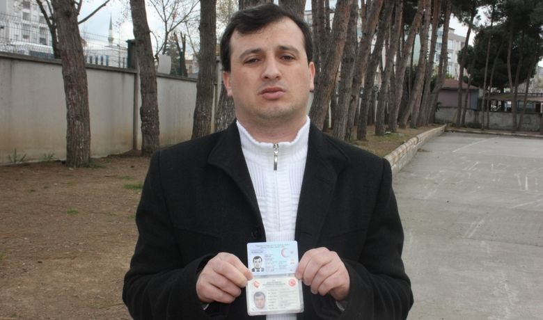 Görme Engelli Dernek Başkanına Sandıkta Refakatçi EngeliVatandaşların Müdahalesi Sonucunda Dernek Başkanı Oy Kullanabildi - Samsun Bafra Görme Engelliler Derneği Başkanı Mustafa Kaplan, sandık başkanının, kimliğinde ‘görme engelli’ ibaresi yazmadığı gerekçesiyle refakatçi eşliğinde kendisine oy kullandırmadığını, çıkan tartışmaya vatandaşların müdahalesi sonucunda oyunu refakatçi eşliğinde kullanabildiğini söyledi.