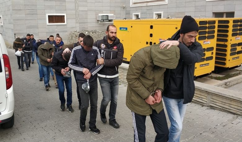 Samsun'da Uyuşturucudan 7 Zanlı Adliyede - Samsun'da düzenlenen uyuşturucu operasyonunda gözaltına alınan 7 şahıs "uyuşturucu ticareti" suçundan adliyeye sevk edildi.