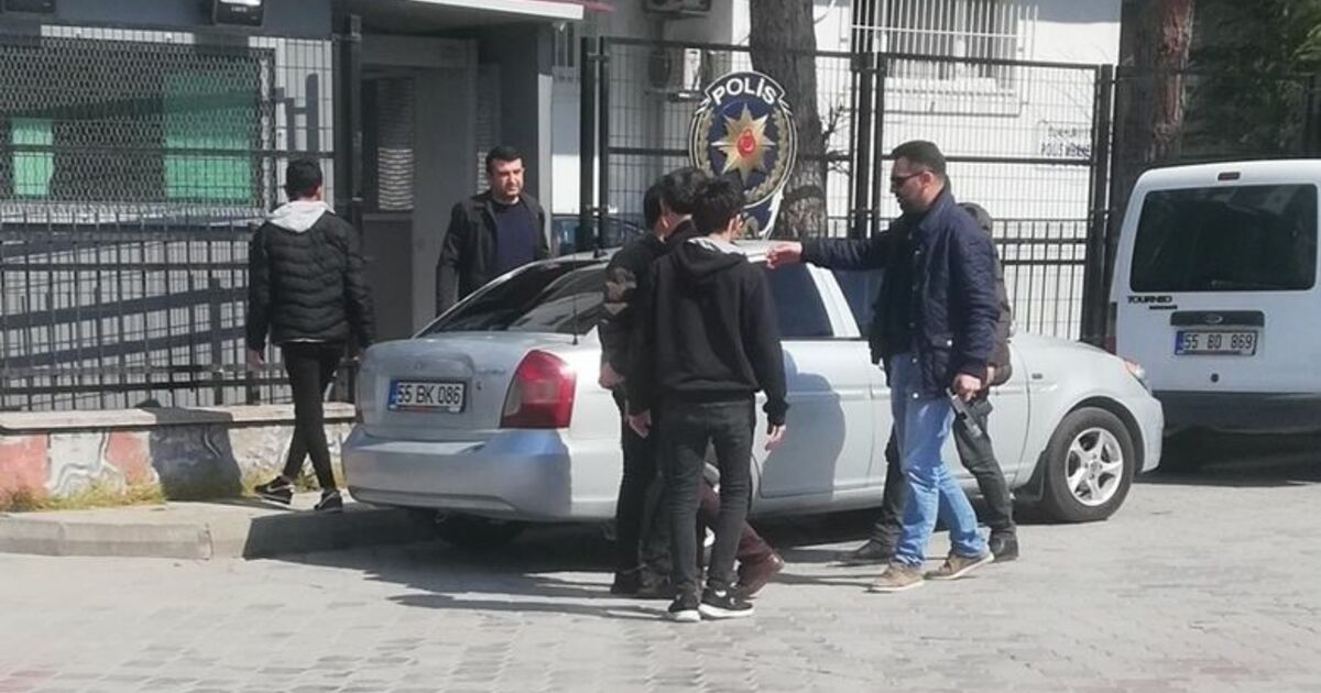 Kalem Yerine Silah Taşıyorlar