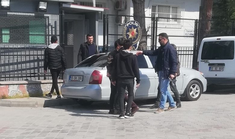 Kalem Yerine Silah Taşıyorlar - Samsun’un Bafra ilçesinde yaşı küçük çocukların üzerinde kurusıkı tabancanın namlusu değiştirilerek gerçek tabancaya dönüştürülmüş tabanca ile bir adet kuru sıkı tabanca ele geçirildi.