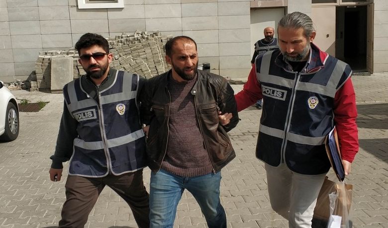 Muhtarlık Seçimi TartışmasındaDehşet Saçan Marketçi Adliyede - Samsun'da muhtarlık seçimi tartışmasında bir markette tabanca ve tüfekle ateş açarak 1'i ağır 2 kişiyi yaralayan market sahibi adliyeye sevk edildi.