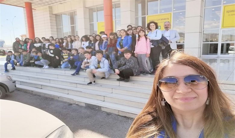 Bafra Cumhuriyet Ortaokulu Bilim Şenliğinde - Bafra Cumhuriyet Ortaokulu Samsun’da düzenlenen 13.Uluslararası MEB Robot Yarışmasını ziyaret etti.
