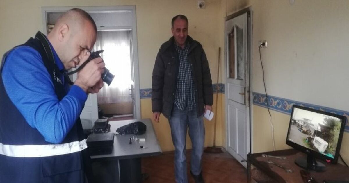 Hırsızlar Kendilerini Kaydeden Güvenlik Kamerası Cihazını Alamadan Kaçtı