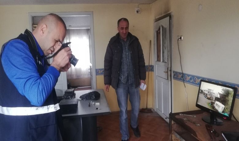 Hırsızlar Kendilerini Kaydeden GüvenlikKamerası Cihazını Alamadan Kaçtı - Samsun'un Bafra ilçesinde bir iş yerine giren hırsızlar, iş makinelerine ait bakır malzemeleri çaldılar.