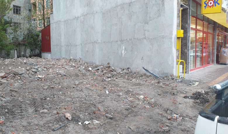 Eski Bina Yıkımında KopanTelekom Hattı Hala Onarılmadı! - Bafra Gazipaşa Mahallesinde eski bina yıkımında kopan TürkTelekom hattı vatandaşları mağdur etti.