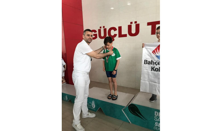 Mustafa Kemal İlkokulundan TunaberkÇil Yüzme’de Samsun 1.si - Samsun’da
düzenlenen okullar arası yüzme yarışmasında Mustafa Kemal İlkokulu öğrencisi Tunaberk
Çil, 100 Metre Kelebek’te Samsun 1. oldu.