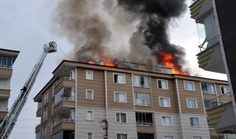6 Katlı Apartmanın Çatısı AlevAlev Yandı, 8 Kişi Dumandan Etkilendi - Samsun’un Bafra ilçesinde 6 katlı bir apartmanın çatısında çıkan yangın korku dolu anlar yaşattı. Apartmanda mahsur kalanlar itfaiye yardımıyla kurtarılırken, dumandan etkilenen 2'si çocuk 8 kişi hastaneye kaldırıldı.