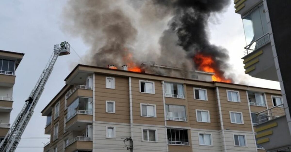 6 Katlı Apartmanın Çatısı Alev Alev Yandı, 8 Kişi Dumandan Etkilendi