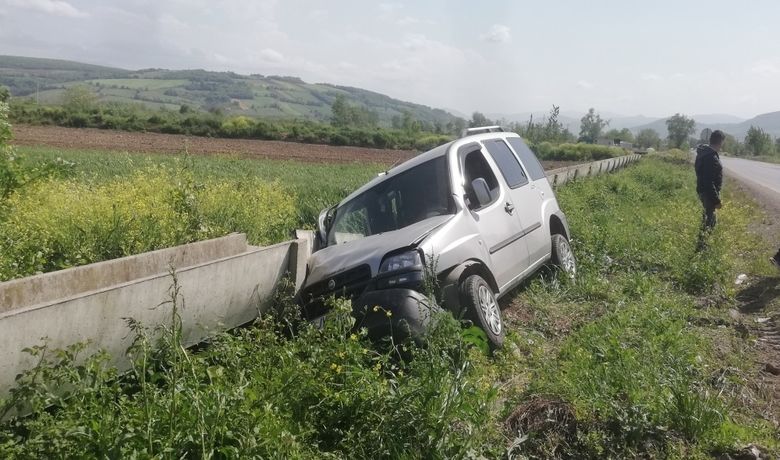 Hafif Ticari Araç Sulama Kanalı Çarptı: 3 Yaralı - Samsun’un Bafra ilçesinde yoldan çıkan hafif ticari aracın sulama kanallarına çarpması sonucu 3 kişi yaralandı.