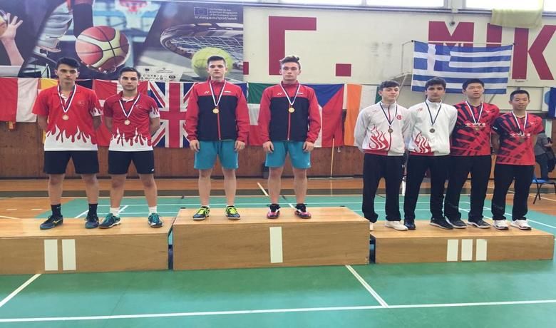 Serkan Uğurlu Yunanistan’dan Madalya İle Döndü - Bafralı ve İlkadım Belediyesi Milli Takım sporcusu Serkan
Uğurlu, Yunanistan’da düzenlenen Badminton turnuvasında üçüncü oldu