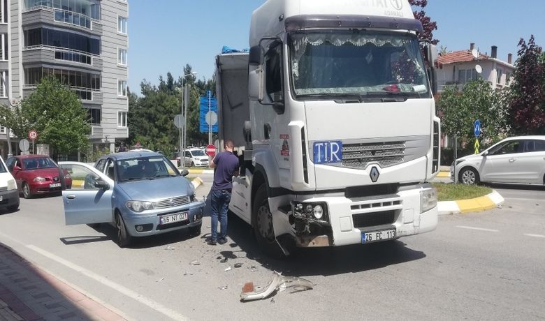 Tır İle Otomobil Çarpıştı: 1 Yaralı - Samsun’un Bafra ilçesinde tır ile otomobilin çarpışması sonucu 1 kişi yaralandı.