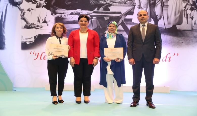 Samsun’da Yılın Ebe VeHemşiresine Sağlık Bakanlığı’ndan Teşekkür Belgesi - Sağlık Bakanlığı tarafından Ebe ve Hemşireler Günü nedeniyle Ankara’da düzenlenen törende yılın ebe ve hemşirelerine teşekkür belgeleri ve hediyeleri verildi.