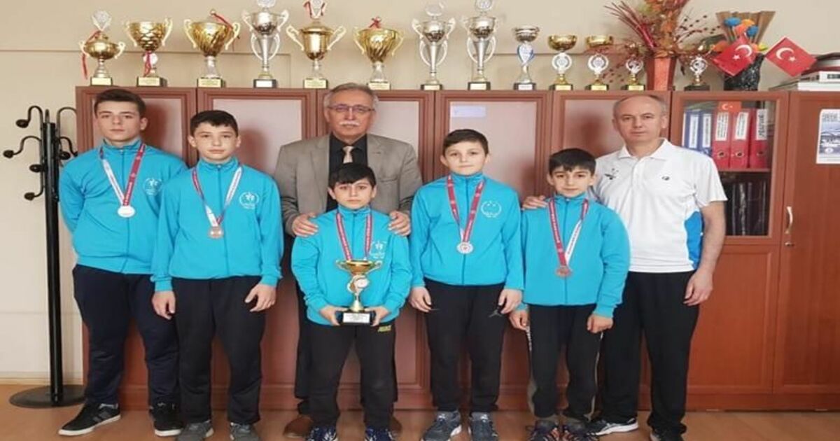 Bafra Atatürk Ortaokulu Badminton’da Türkiye Üçüncüsü 