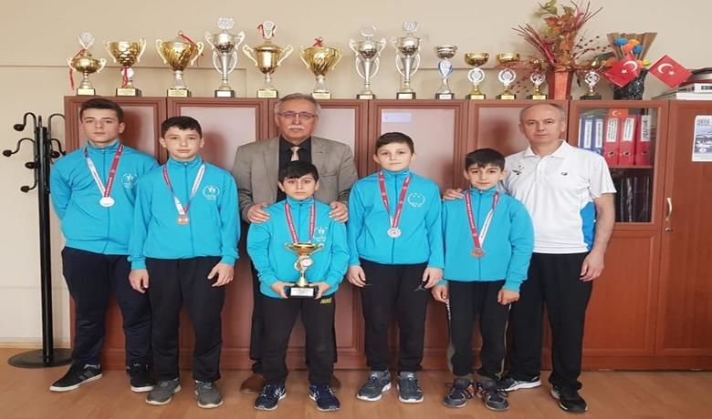 Bafra Atatürk OrtaokuluBadminton’da Türkiye Üçüncüsü  - Okul Sporları Yıldızlar Badminton Türkiye şampiyonası Finalleri 20-23 Mayıs 2019 tarihlerinde Isparta ilinde yapıldı. 