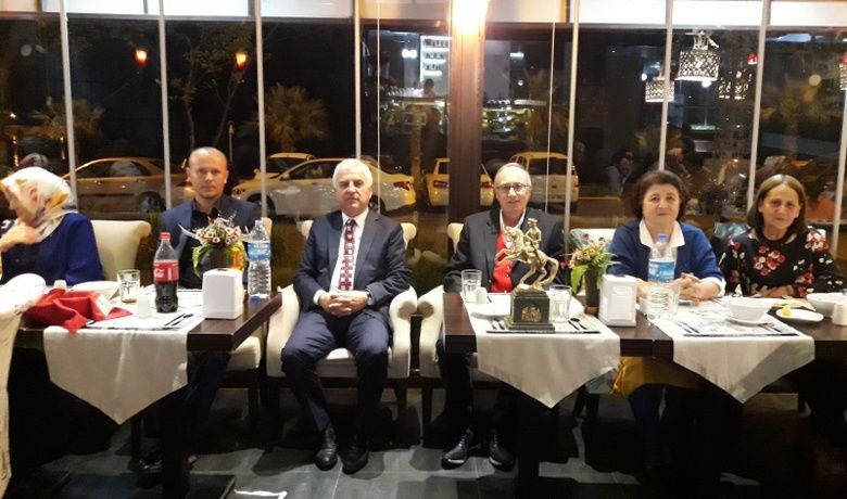 Bafra’nın Sevilen MüdürüAbdulkadir Aygün Emekliye Ayrıldı - Emekliye ayrılan Bafra Kolay Anadolu Lisesi MüdürüAbdulkadir Aygün’e veda yemeği verildi. 