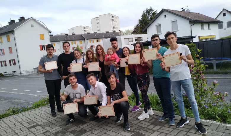 Geleceğin Butik PastacılarınaAvusturya Ve Portekiz’den Sertifika - “Avrupa’da Stajyer, Gelecekte Zanaatkâr” adlı Erasmus+projesi ile Avusturya ve Portekiz’de staj gören Bafra Şehit Erkut YılmazMesleki ve Teknik Anadolu Lisesi (MTAL) öğrencileri Katılım Sertifikası ve EuropassHareketlilik belgesi alarak gelecekte avantajlı bir konuma sahip oldular. 