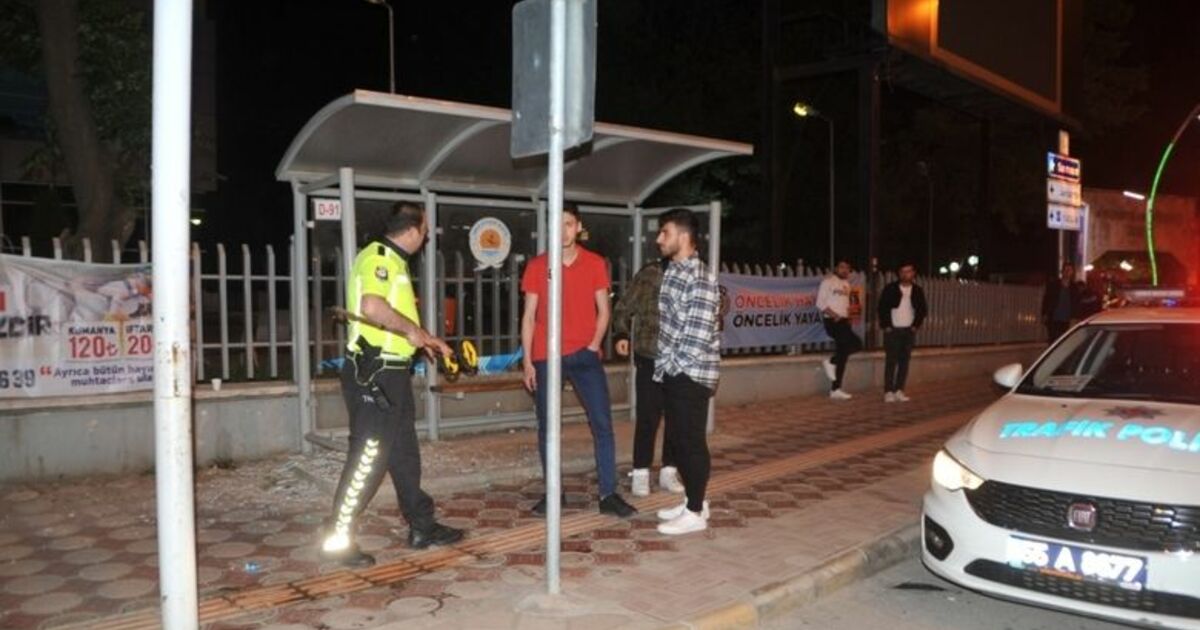 Minibüs Dolmuş Durağına Çarptı, 3 Kişi Ölümden Döndü