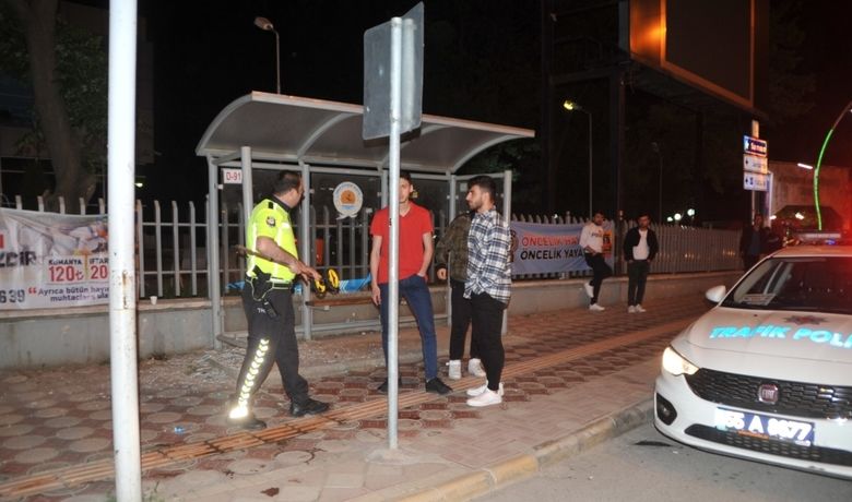 Minibüs Dolmuş Durağına Çarptı,3 Kişi Ölümden Döndü