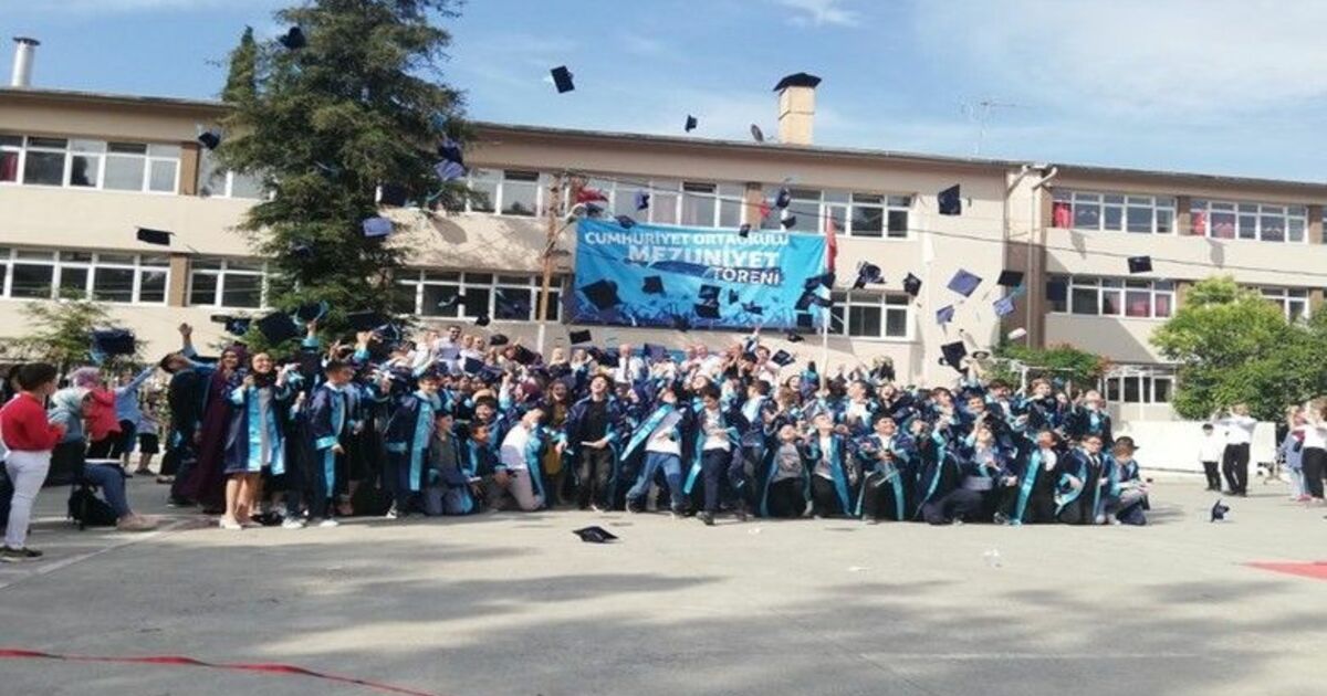 Cumhuriyet Ortaokulu'nda Mezuniyet Coşkusu