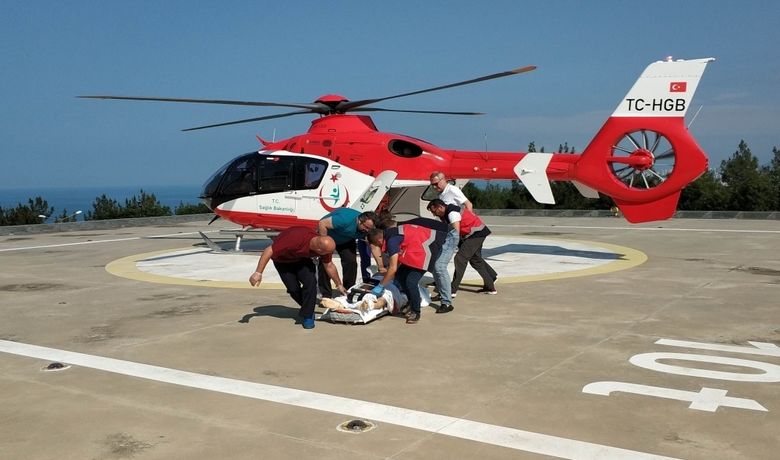 Meslektaşları Kazada Kalbi DuranDoktoru Kurtarmak İçin Seferber Oldu - Samsun'da Kadın Doğum Uzmanı olarak görev yapan doktor kazada ağır yaralanıp kalbi durunca yardımına ambulans helikopter yetişti ve doktorun duran kalbini çalıştırmak için meslektaşları seferber oldu.