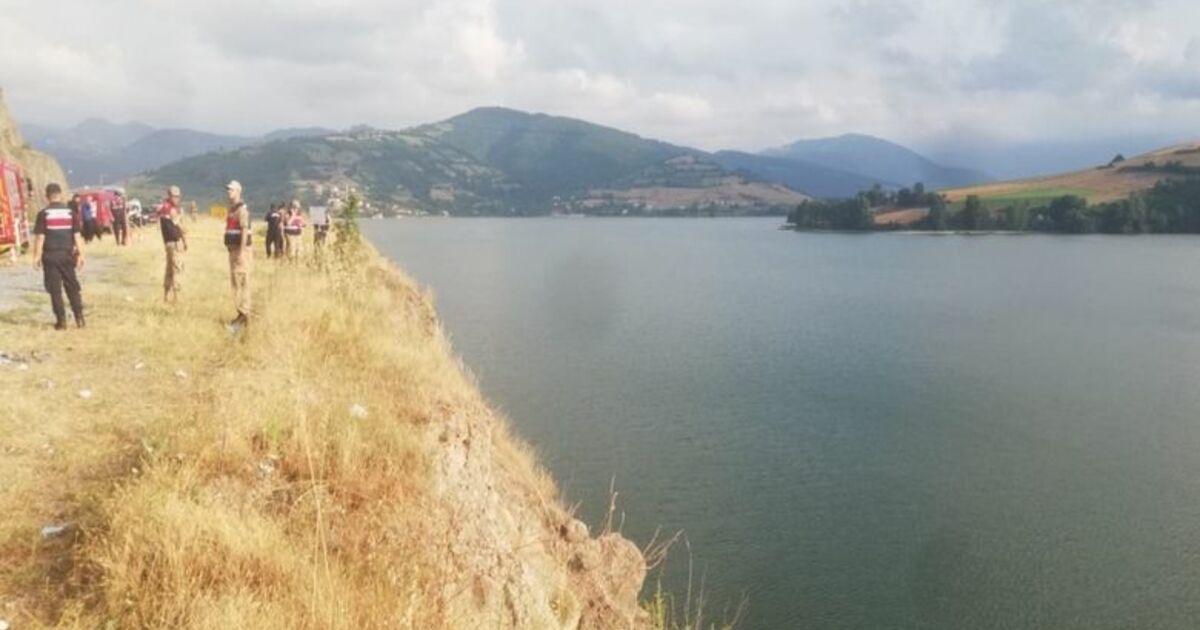 Yakınlarını İndirip Aracı Baraj Gölüne Sürdü