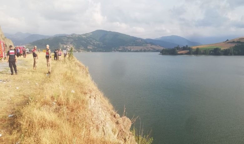 Yakınlarını İndirip Aracı Baraj Gölüne Sürdü - Samsun’un Bafra ilçesinde bir vatandaş, yakınlarını indirdikten sonra minibüsü baraj gölüne sürdü. Baraj gölüne uçan şahıs kayboldu.