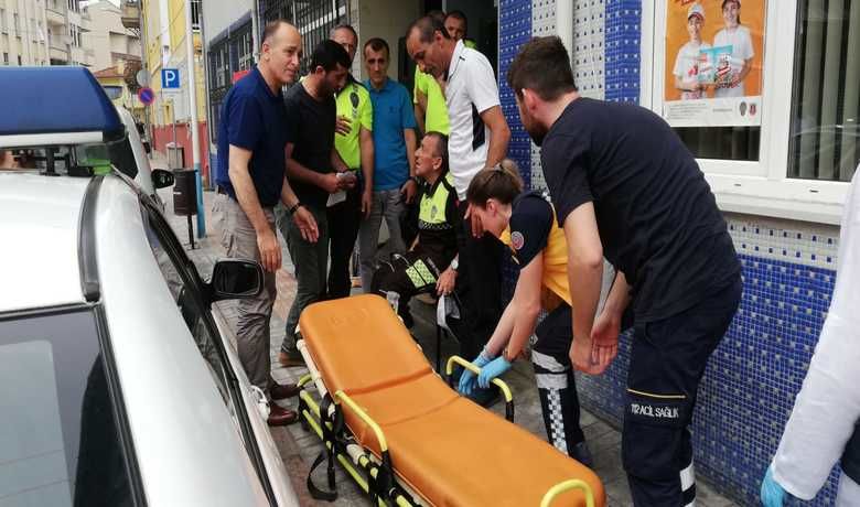 Bafra’nın Renkli Siması Ali’nin Ayağı Ezildi - Bafra’nın sevilen renkli simalarından Ali Kurt’un ayağı, dikkatsiz bir şekilde yola çıkması sebebi ile otomobilin üzerinden geçmesi sonucu ezildi. 