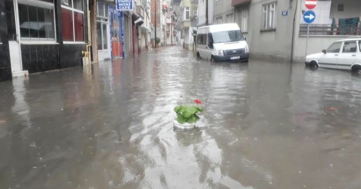 Bafra’da Sağnak Yağış Cadde Ve Sokakları Göle Çevirdi