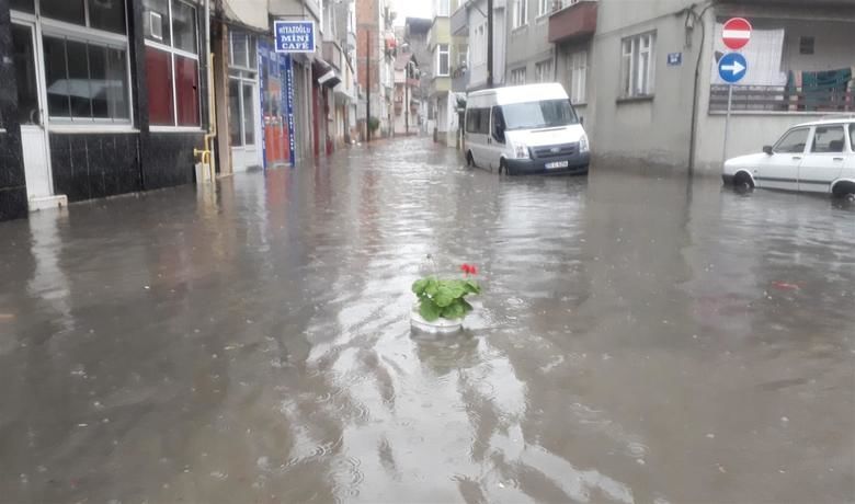 Bafra’da Sağnak Yağış CaddeVe Sokakları Göle Çevirdi - Bafra’da başlayan sağanak yağmur, araçlara ve hazırlıksız yakalanan vatandaşlara zor anlar yaşattı.