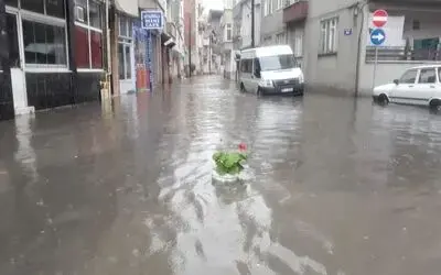 Bafra’da Sağnak Yağış Cadde Ve Sokakları Göle Çevirdi