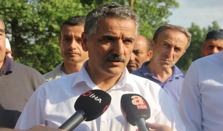 Samsun Valisi Kaymak’tan “sel” Açıklaması Samsun Valisi Osman Kaymak: “25-30 Mahallede Yaklaşık 50 Bin Dekar Arazide Zarar Var.200-300 Hane De Sular İçerisinde Kaldı. Allah’a Şükür Can Kaybı Yok Ama Ciddi Bir Şekilde Ürün Kaybı Var” - Samsun Valisi Osman Kaymak, Samsun’un Terme ilçesindeki selde herhangi bir can kaybının yaşanmadığını ve mahsur kalan 2 vatandaşın ise botlarla kurtarıldığını açıkladı.