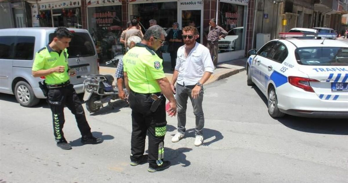 Direksiyon Hakimiyeti Kaybet Motosiklet Otomobile Çarptı:2 Yaralı