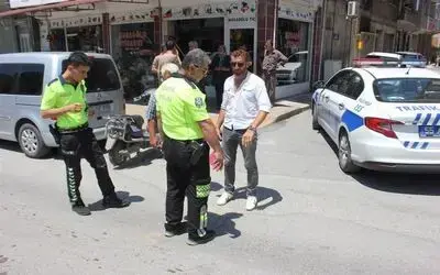 Direksiyon Hakimiyeti Kaybet Motosiklet Otomobile Çarptı:2 Yaralı