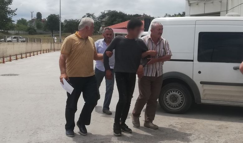 Şakalaşırken 1 Kişinin Öldüğü Olaylaİlgili 6 Kişi Adliyeye Sevk Edildi - Samsun’un Bafra ilçesinde 17 yaşındaki genç, pompalı tüfekle şakalaştığı arkadaşını kazara vurdu. Olayla ilgili 6 kişi adliyeye sevk edildi.