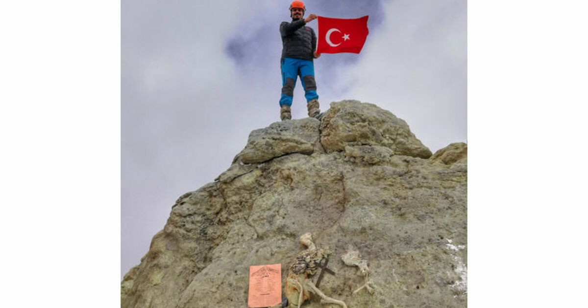 Orta Doğu’nun En Yüksek Dağında Türk Bayrağı Dalgalandırdı