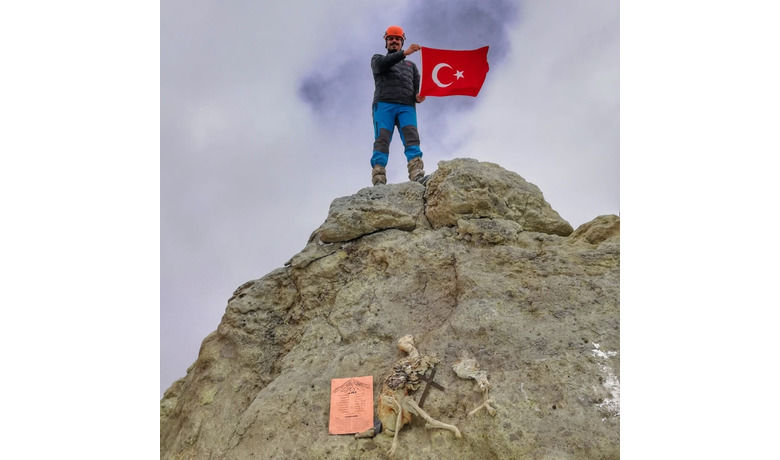 Orta Doğu’nun En YüksekDağında Türk Bayrağı Dalgalandırdı - Orta Doğu'nun en yüksek dağında Türk bayrağı ve Bafra Bisiklet Topluluğu flaması dalgalandı.