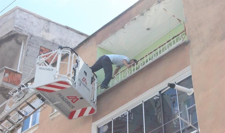 Evden Gelen Kötü Koku Paniğe Neden Oldu - Samsun’un Bafra ilçesinde bir apartmandaki daireden yükselen kötü koku paniğe yol açtı.