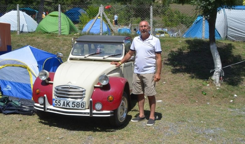 'Çirkin Ördek' Festivalin İlgi Odağı Oldu - Samsun’un Bafra ilçesinde düzenlenen 3. Uluslararası Kapıkaya Doğa Sporları Festivali'nde "Çirkin Ördek" olarak anılan 1970 model Citroen araç ilgi odağı oldu. Kamp alanında gördükleri aracı merakla inceleyen vatandaşlar, resim çektirmeyi de ihmal etmedi.