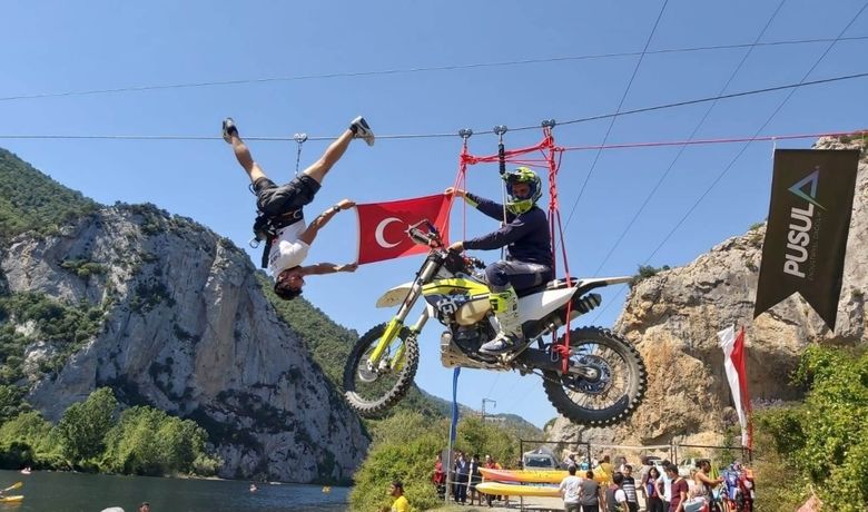 Motosikletle Zipline Yaptı - Samsun’un Bafra ilesinde düzenlenen Kapıkaya Festivalinde motosiklet tutkunun zipline gösterisi büyük ilgi gördü.