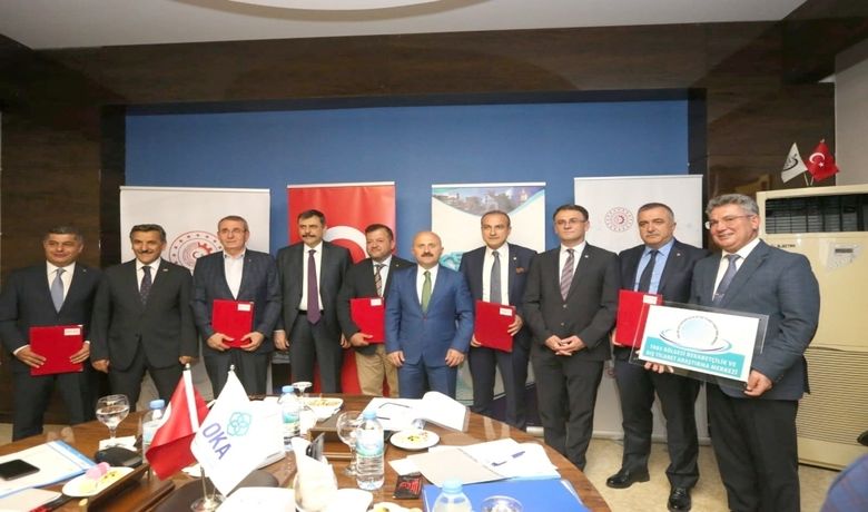 Tr83 Bölgesi Rekabetçilik Ve DışTicaret Destek Merkezi Protokolü İmzalandı - 2019 yılı Mart ayı itibarı ile pilot çalışmalarına başlamış olan “TR83 Bölgesi Rekabetçilik ve Dış Ticaret Destek Merkezi” gerçekleştirilen protokol imza töreni ile resmi olarak faaliyetlerine başladı.
